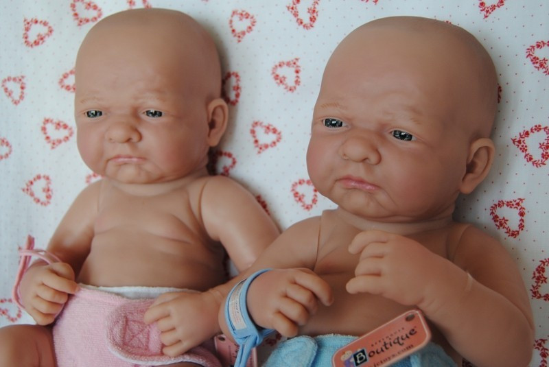 Dwie lalki Bobasy siedzące sobie i płaczace - mają śliczne pileuszki - Berenguer